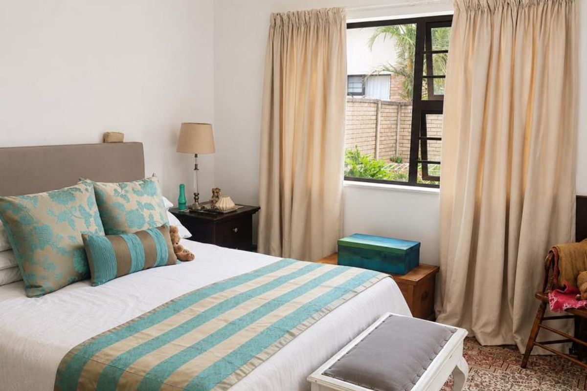 Modern two-bedroom townhouse to rent in Jago Place, Gonubie - Photo 5