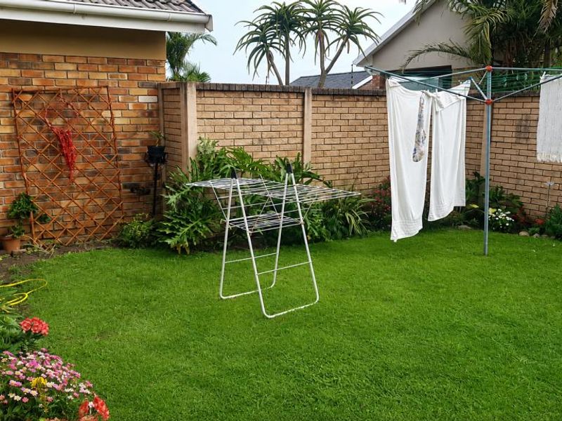 Modern two-bedroom townhouse to rent in Jago Place, Gonubie - Photo 9