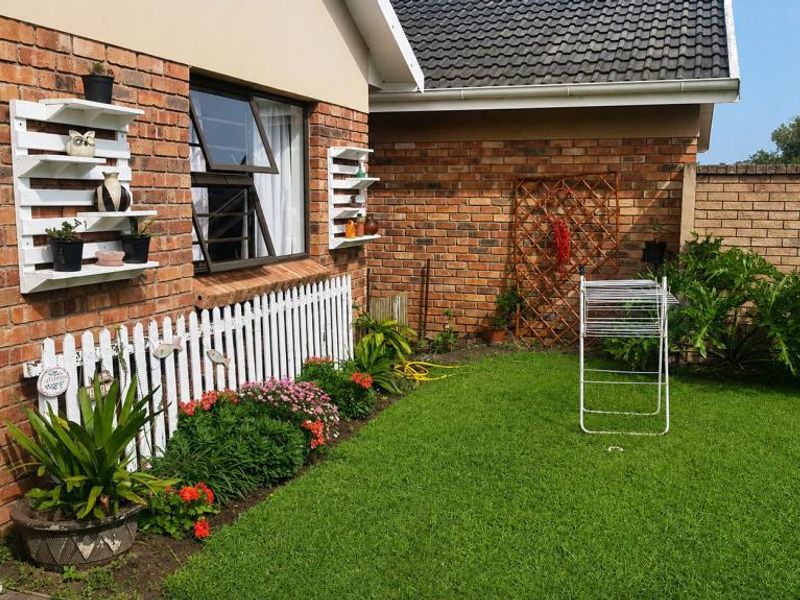 Modern two-bedroom townhouse to rent in Jago Place, Gonubie - Photo 8