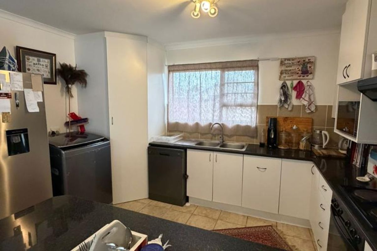 Charming two-bedroom townhouse in Double Delight Crescent, Gonubie - Photo 4