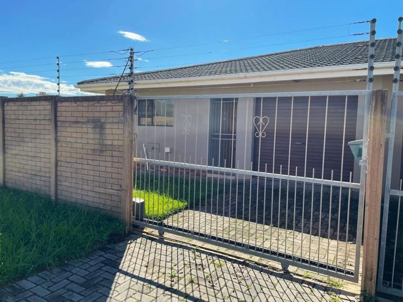 Charming two-bedroom townhouse in Double Delight Crescent, Gonubie - Photo 1