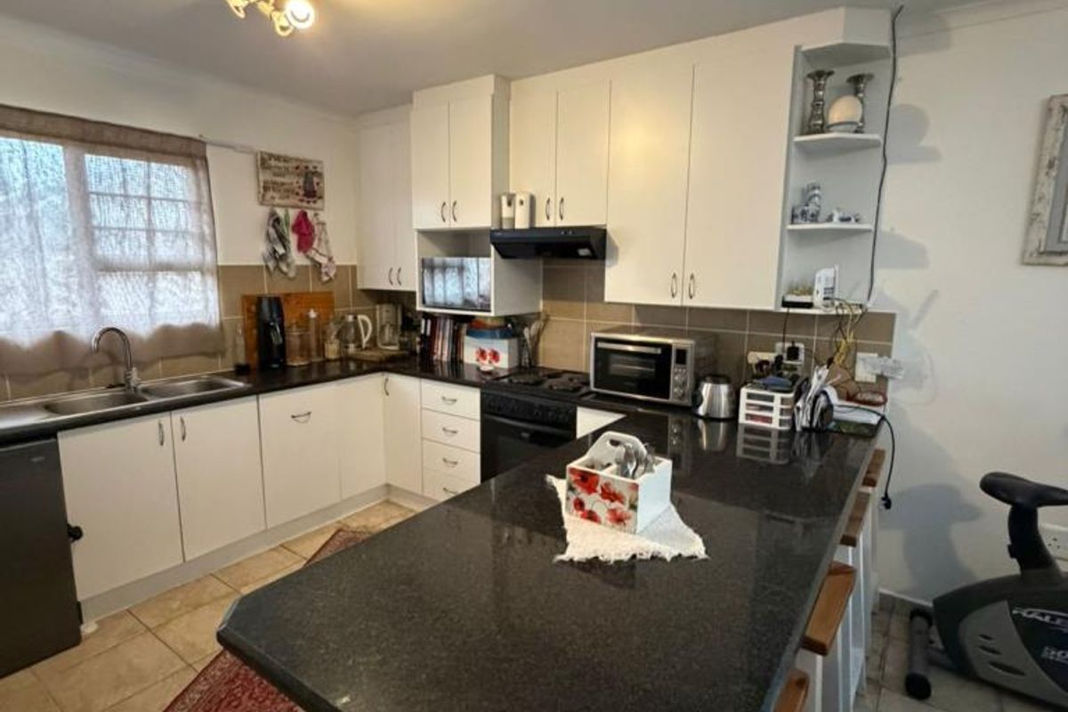 Charming two-bedroom townhouse in Double Delight Crescent, Gonubie - Photo 3