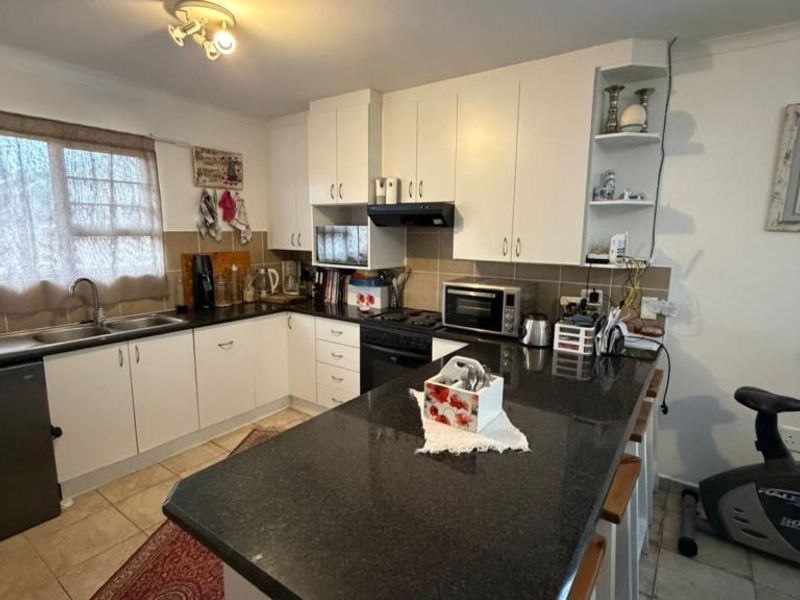 Charming two-bedroom townhouse in Double Delight Crescent, Gonubie - Photo 3