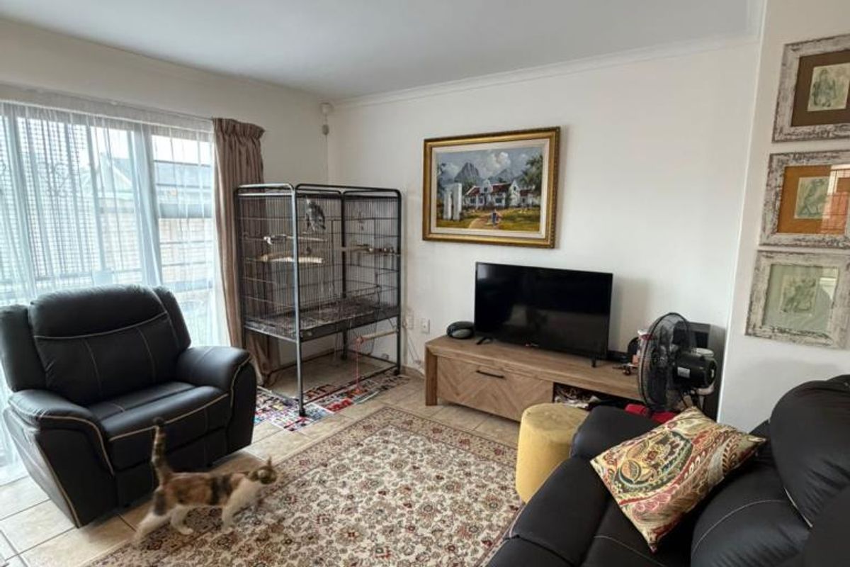 Charming two-bedroom townhouse in Double Delight Crescent, Gonubie - Photo 2
