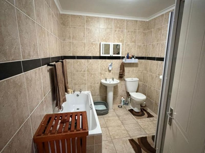 Charming two-bedroom townhouse in Double Delight Crescent, Gonubie - Photo 9