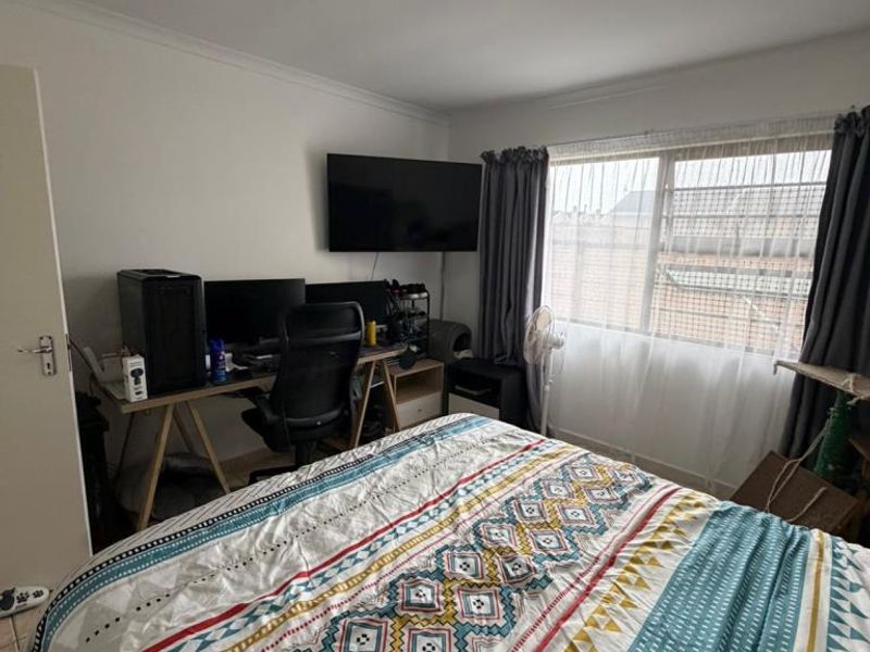 Charming two-bedroom townhouse in Double Delight Crescent, Gonubie - Photo 8