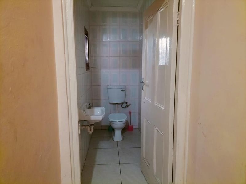 Neat room to rent in Warwick Road, Vincent  - Photo 8