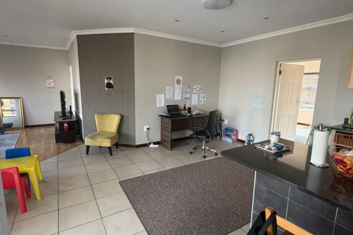 Well-maintained three-bedroom Townhouse is situated in Villa Toscana, Beacon Bay - Photo 2