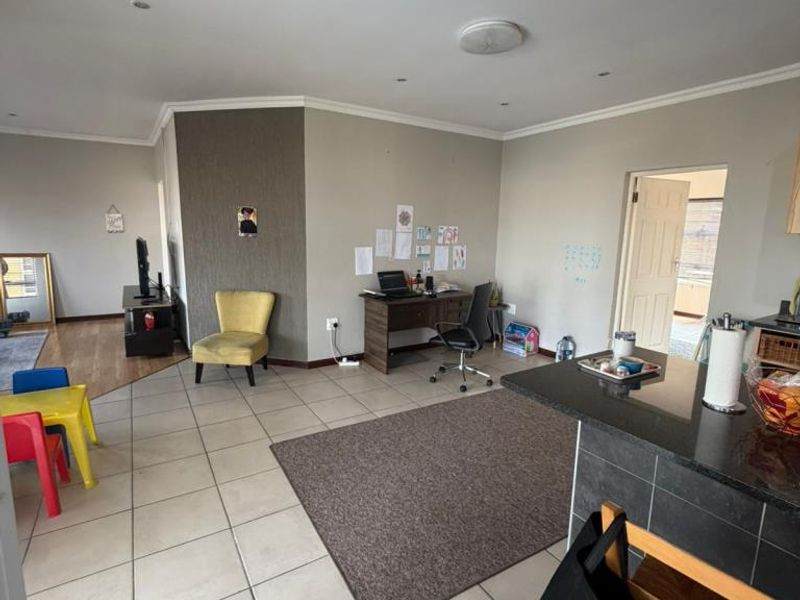 Well-maintained three-bedroom Townhouse is situated in Villa Toscana, Beacon Bay - Photo 2