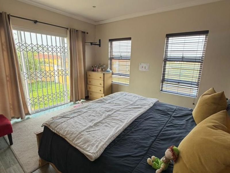 Well-maintained three-bedroom Townhouse is situated in Villa Toscana, Beacon Bay - Photo 8