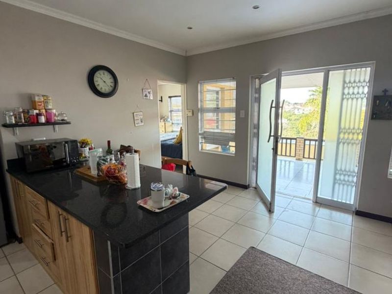 Well-maintained three-bedroom Townhouse is situated in Villa Toscana, Beacon Bay - Photo 6