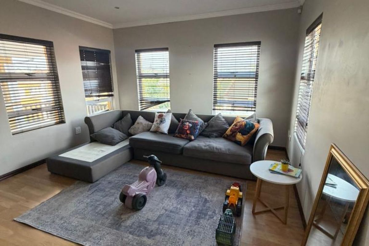 Well-maintained three-bedroom Townhouse is situated in Villa Toscana, Beacon Bay - Photo 4
