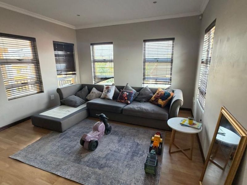 Well-maintained three-bedroom Townhouse is situated in Villa Toscana, Beacon Bay - Photo 4