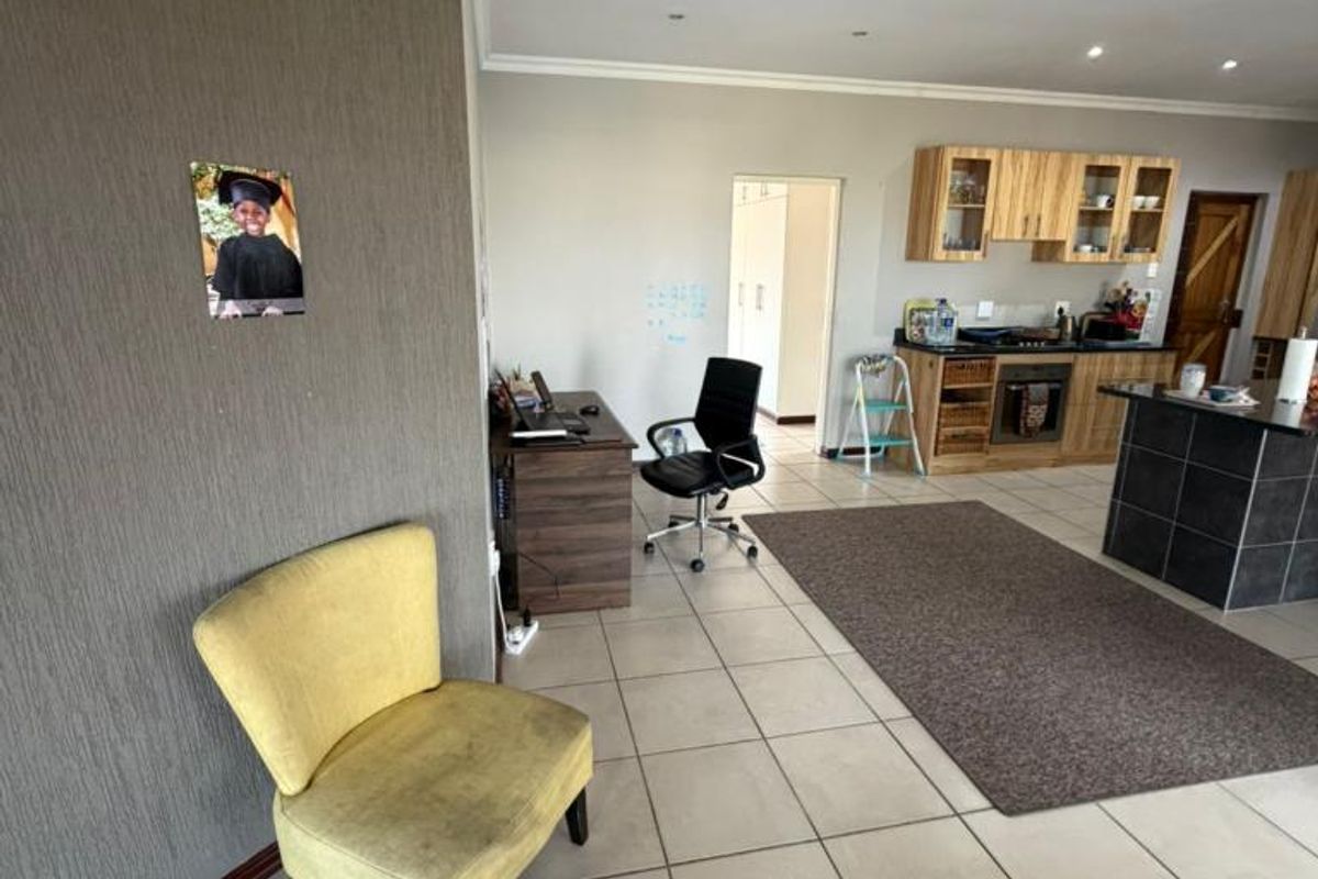 Well-maintained three-bedroom Townhouse is situated in Villa Toscana, Beacon Bay - Photo 3