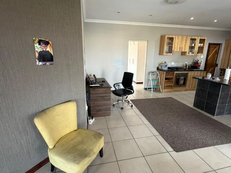 Well-maintained three-bedroom Townhouse is situated in Villa Toscana, Beacon Bay - Photo 3