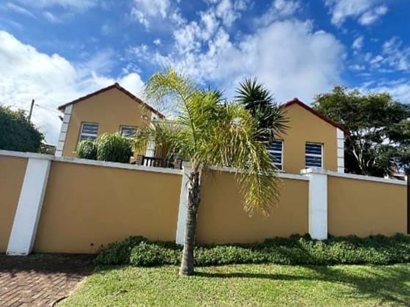 Well-maintained three-bedroom Townhouse is situated in Villa Toscana, Beacon Bay - Photo 1