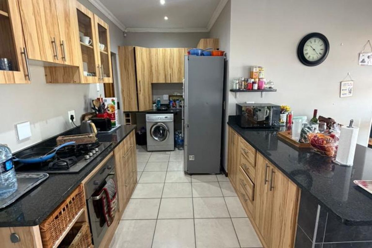 Well-maintained three-bedroom Townhouse is situated in Villa Toscana, Beacon Bay - Photo 5