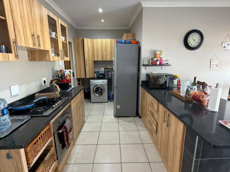 Well-maintained three-bedroom Townhouse is situated in Villa Toscana, Beacon Bay - Photo 5