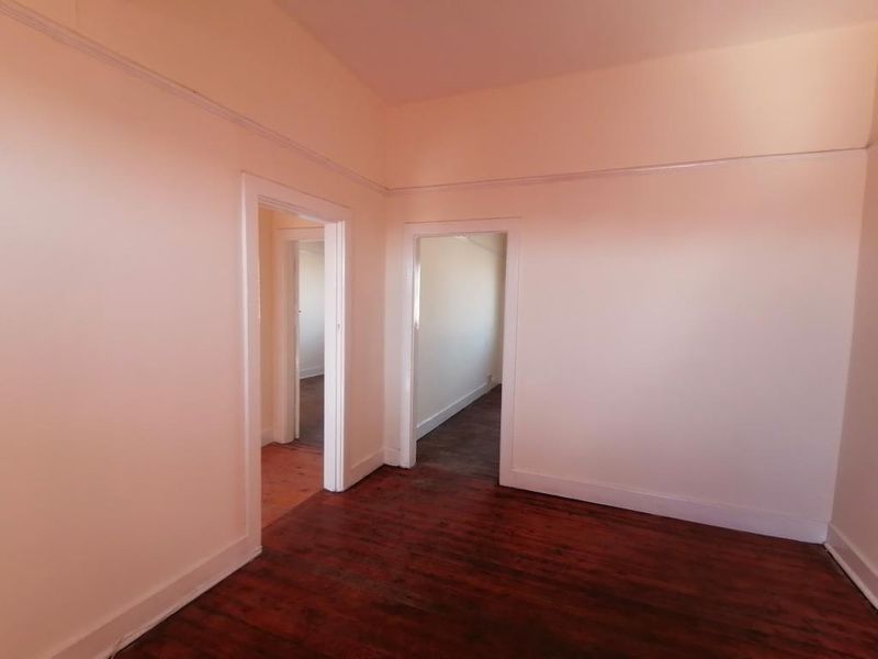 Two bedroom flat for rent at Loanda Court, Quigney - Photo 3