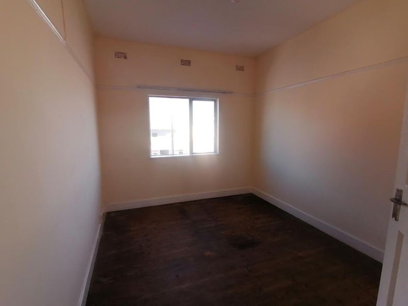 Two bedroom flat for rent at Loanda Court, Quigney - Photo 6