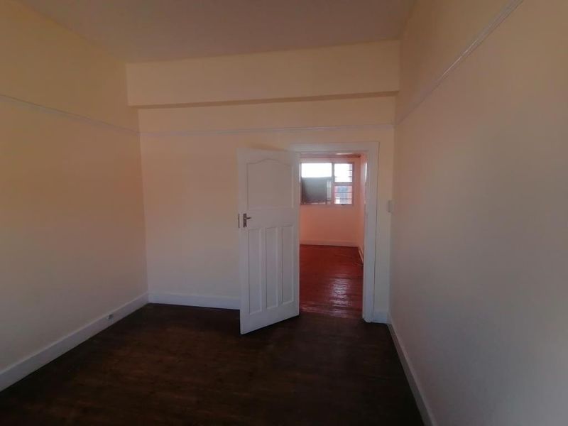 Two bedroom flat for rent at Loanda Court, Quigney - Photo 5