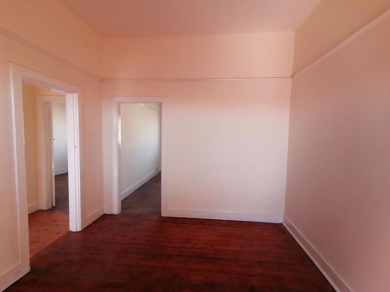 Two bedroom flat for rent at Loanda Court, Quigney - Photo 2