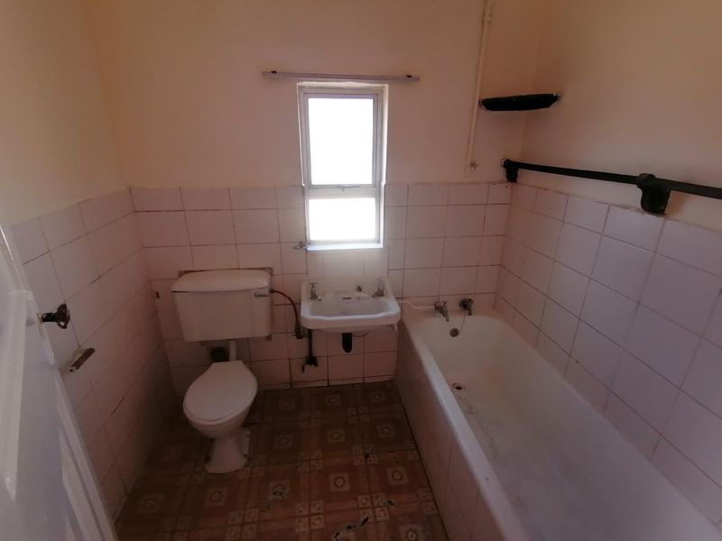Two bedroom flat for rent at Loanda Court, Quigney - Photo 9