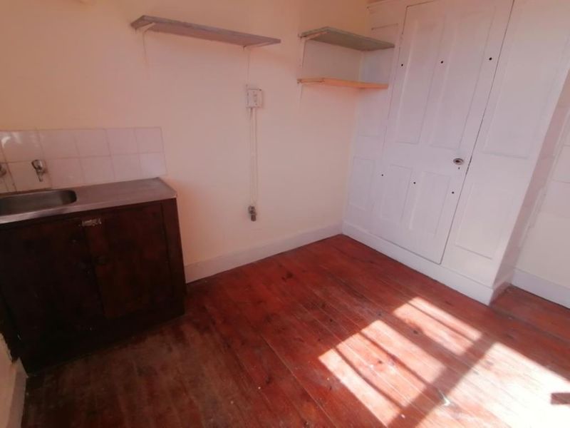 Two bedroom flat for rent at Loanda Court, Quigney - Photo 8