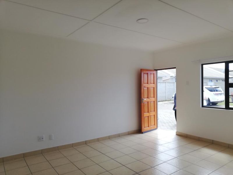 Charming one-bedroom townhouse in Skyla Place, Gonubie - Photo 3