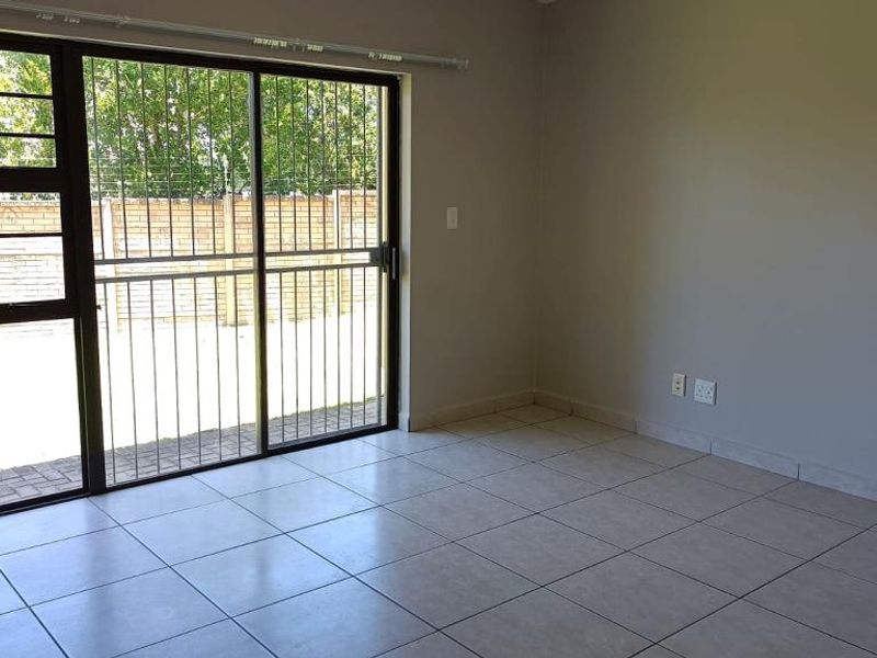 Neat Two Bedroom Apartment For Rent In Arum Sands, Gonubie - Photo 2