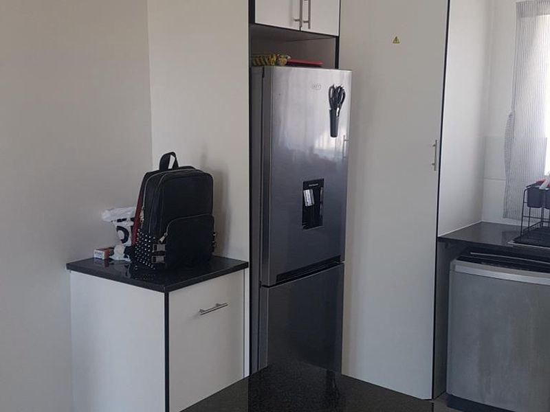 Modern 2 Bedroom Flat For Rent in Arum Sands, Gonubie - Photo 4