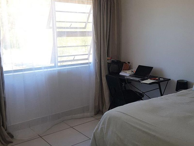 Modern 2 Bedroom Flat For Rent in Arum Sands, Gonubie - Photo 5