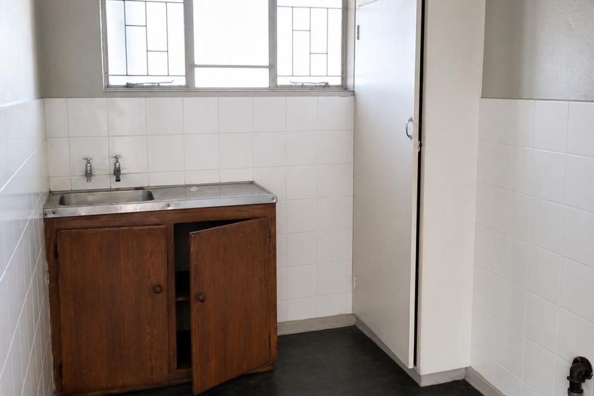 Spacious Bachelor Flat for Rent in St Peters Road, Belgravia - Photo 4
