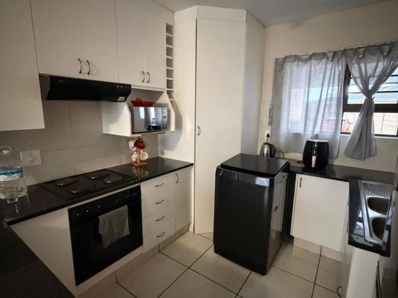 Spacious 2 Bedroom Apartment For Rent in Gonubie - Photo 3