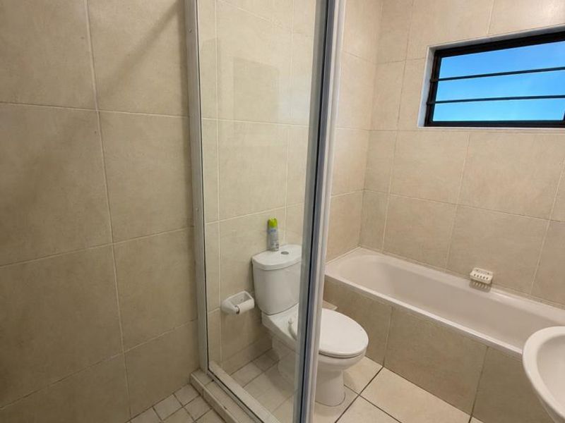 Spacious 2 Bedroom Apartment For Rent in Gonubie - Photo 9