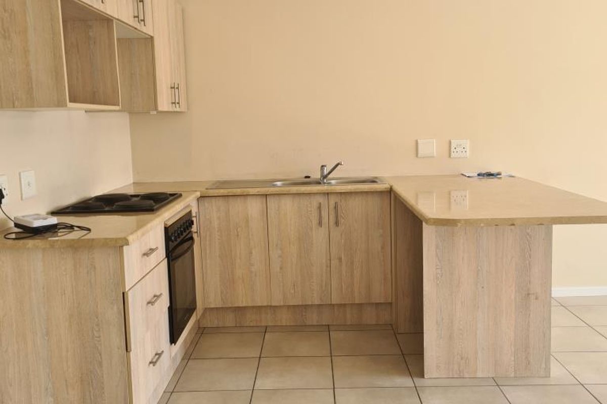 Stunning two-bedroom townhouse in Silverstream Complex, Bonnie Doon - Photo 3