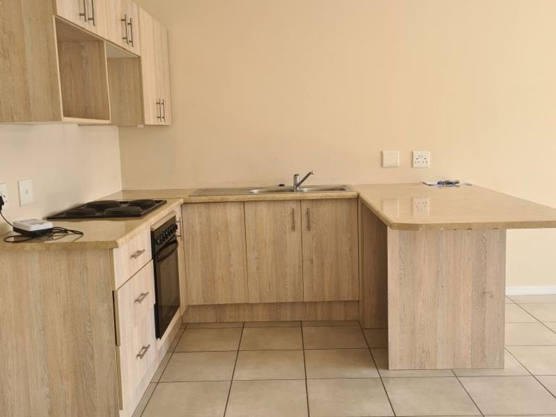 Stunning two-bedroom townhouse in Silverstream Complex, Bonnie Doon - Photo 3