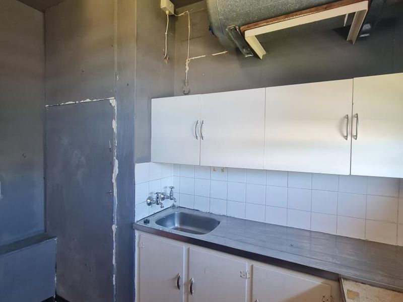 Spacious One Bedroom Flat in Secure Saxonia Court - Photo 8