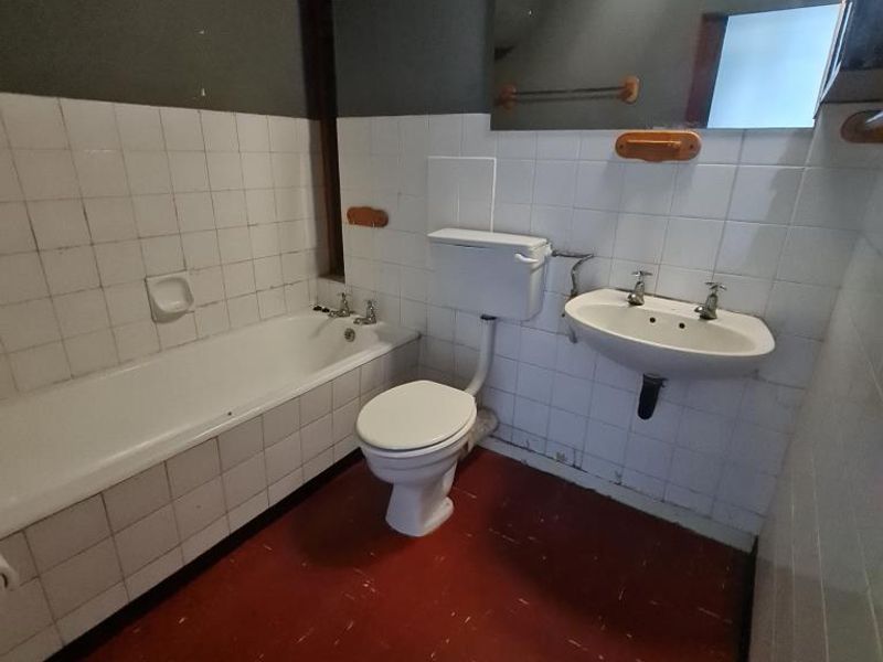 Spacious One Bedroom Flat in Secure Saxonia Court - Photo 10