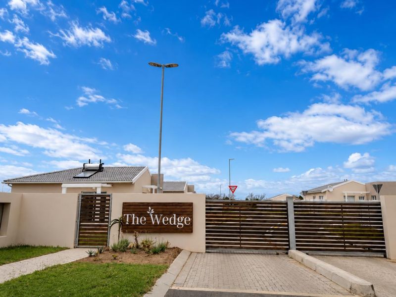 Beautiful three-bedroom townhouse in The Wedge, Gonubie - Photo 1