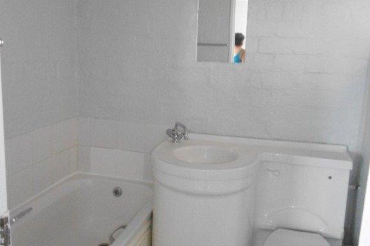 Well-maintained two-bedroom flat in Sohco Village, Amalinda - Photo 5