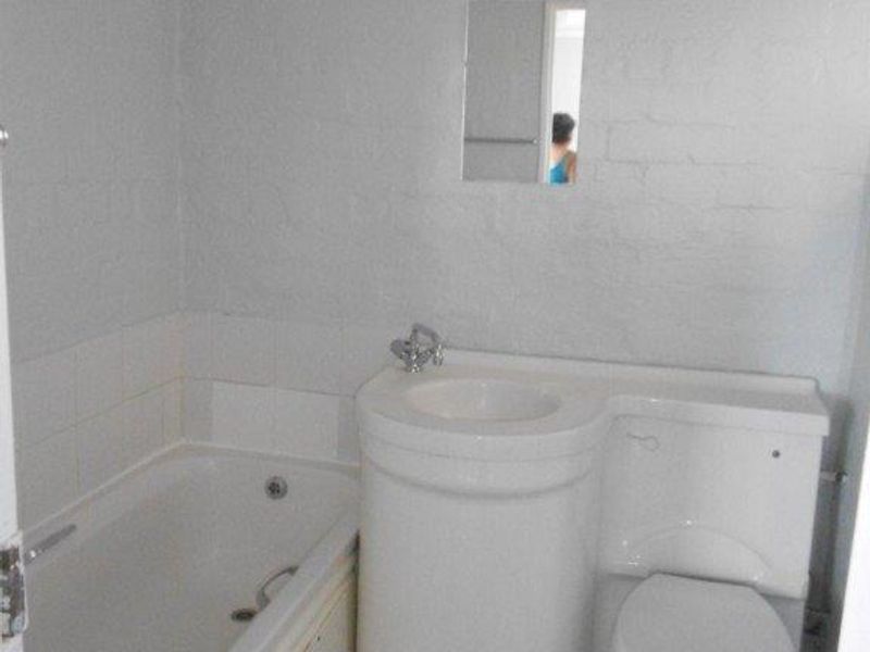 Well-maintained two-bedroom flat in Sohco Village, Amalinda - Photo 5