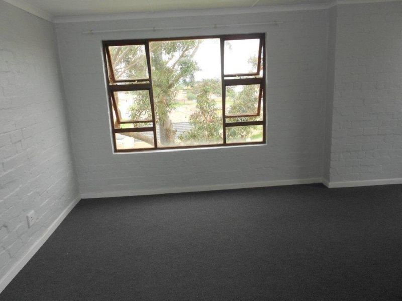 Well-maintained two-bedroom flat in Sohco Village, Amalinda - Photo 2