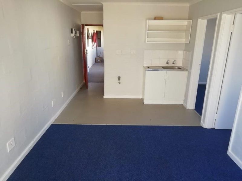 Well-maintained two-bedroom flat in Sohco Village, Amalinda - Photo 3