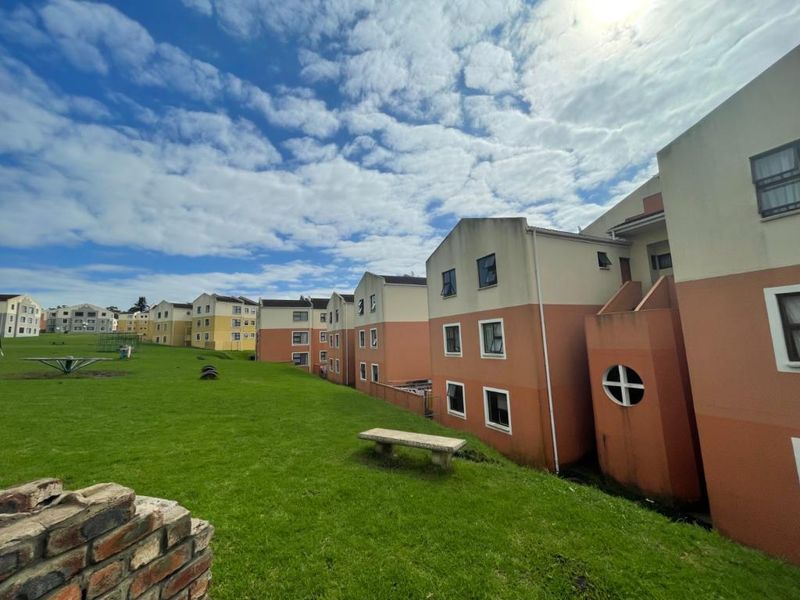 Well-maintained two-bedroom flat in Sohco Village, Amalinda - Photo 9