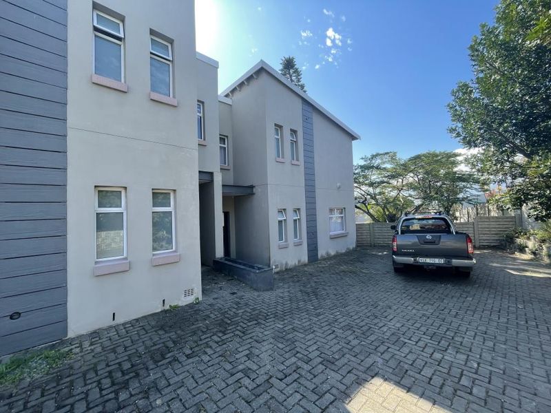 Modern four-bedroom townhouse in Clearview Crescent, Beacon Bay - Photo 1
