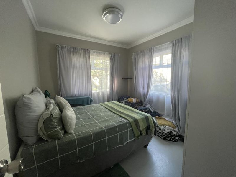 Modern four-bedroom townhouse in Clearview Crescent, Beacon Bay - Photo 9