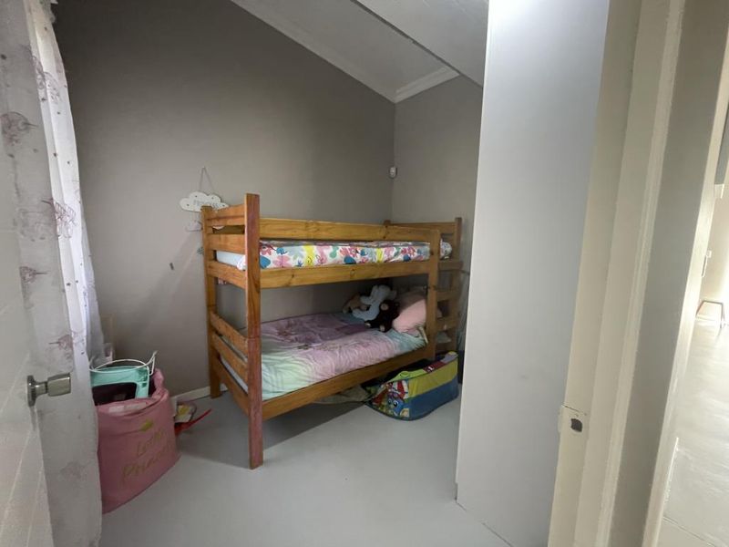 Modern four-bedroom townhouse in Clearview Crescent, Beacon Bay - Photo 7