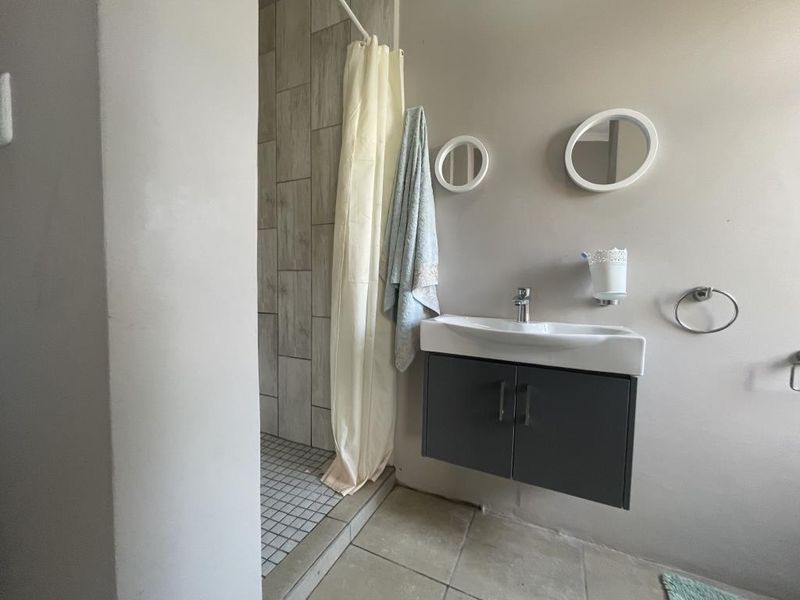 Modern four-bedroom townhouse in Clearview Crescent, Beacon Bay - Photo 6