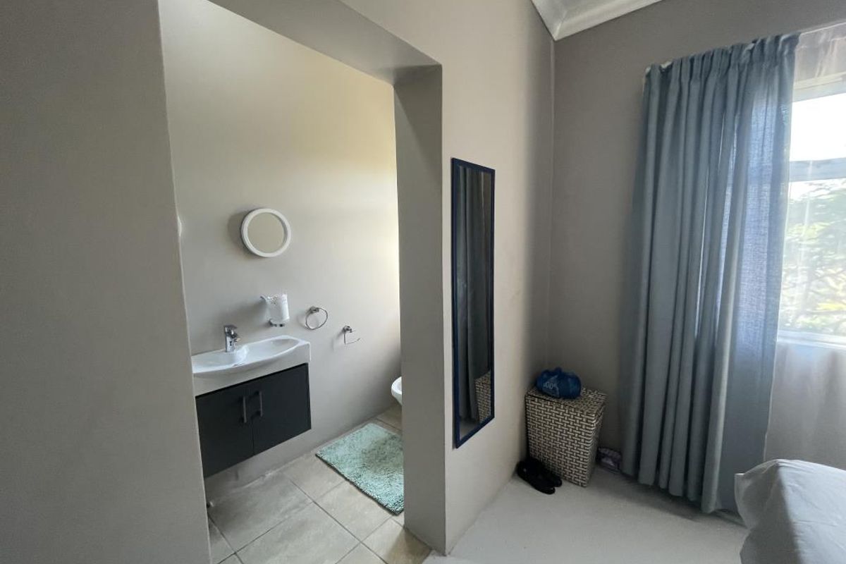 Modern four-bedroom townhouse in Clearview Crescent, Beacon Bay - Photo 5